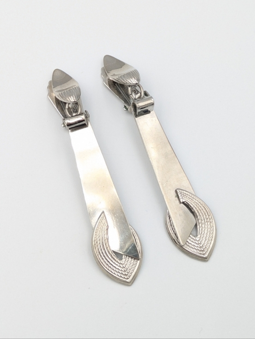 5/25$  Vintage retro silver tone long dangle clip on earrings